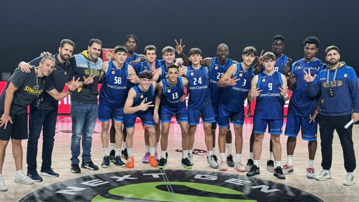 El equipo júnior del Granca posa en Estambul tras lograr la tercera plaza en el torneo del Adidas Next Gen Euroleague.