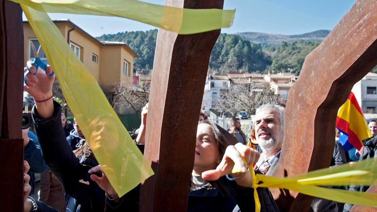 Los diputados de Ciudadanos retiran lazos amarillos en Amer, el pueblo natal de Puigdemont
