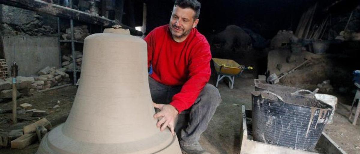 José Enrique en el taller de Badoucos, en Arcos de la Condesa.