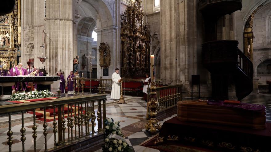 Adiós en la Catedral, con 30 sacerdotes, a José Fernández, el canónigo &quot;amable y acogedor&quot;