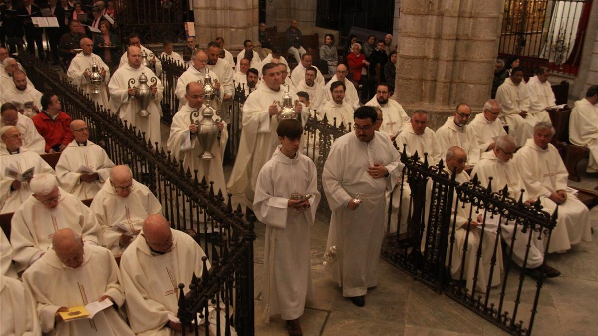 Los sacerdotes durante la celebración de la misa crismal.