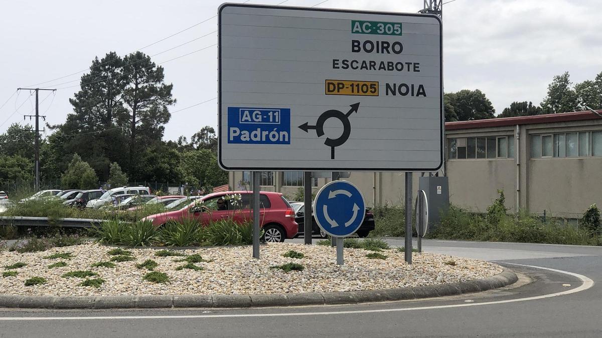 Rotonda de acceso a la autovía en Espiñeira, Boiro.
