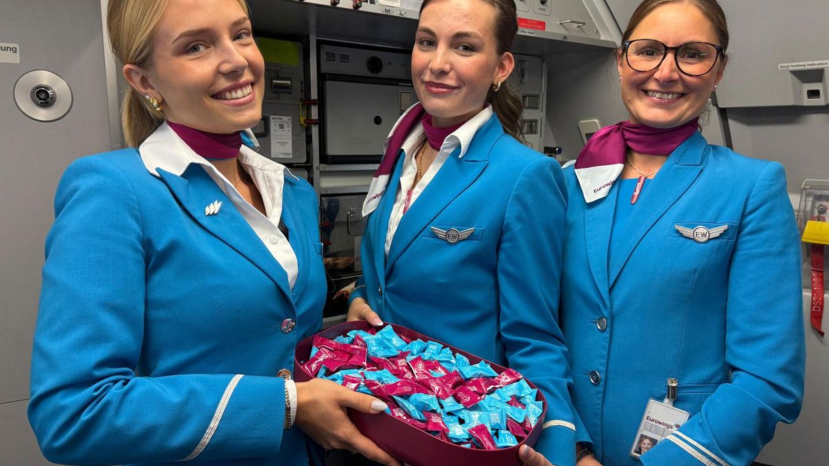 Zum Abschied ein Bonbon: Flugbegleiterinnen von Eurowings auf einem Pressebild.