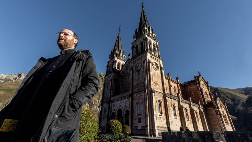 El abad de Covadonga, David Cueto, hace de guía espiritual y turístico por el santuario