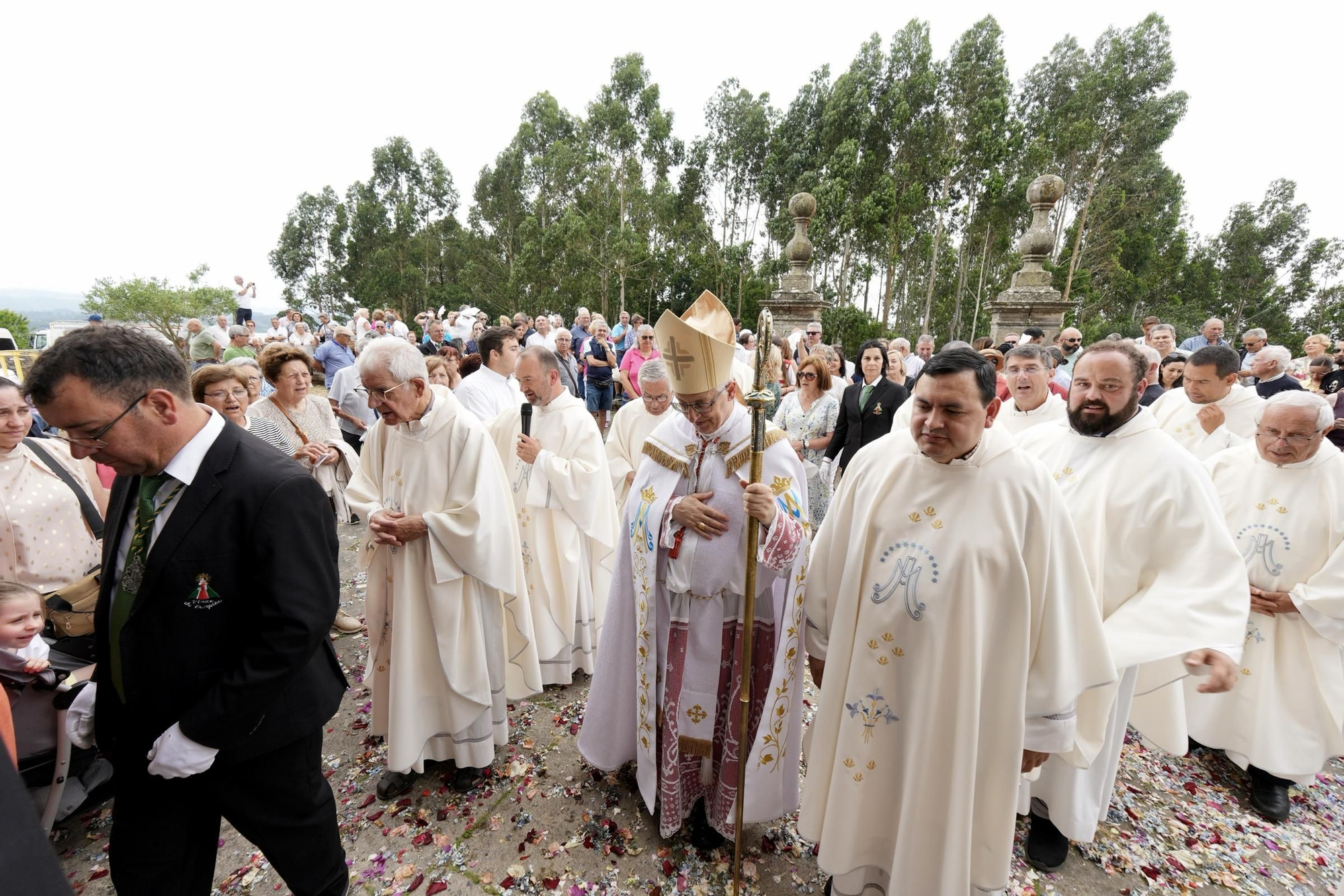 Abrazo multitudinario a la Virxe do Corpiño
