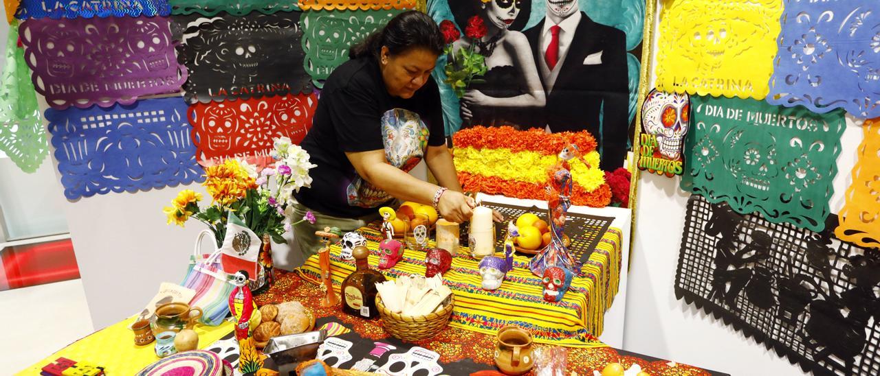 Montaje de un altar mexicano por el Día de los Muertos.