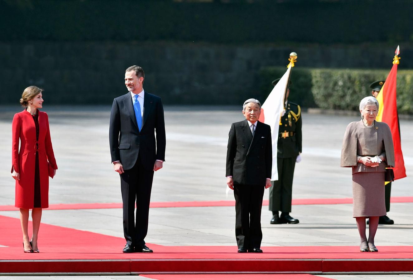 Letizia Ortiz en Japón con su perfecto look rojo de Felipe Varela