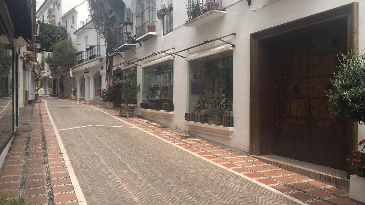 Comercios cerrados en el Casco Antiguo de Marbella.