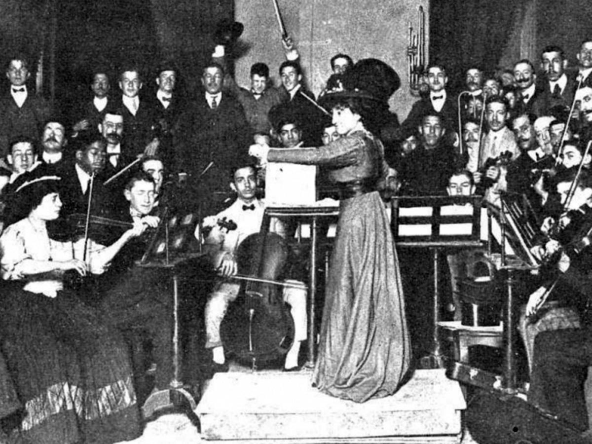 María Rodrigo dirige una de sus obras en el Círculo de Bellas Artes de Madrid, en 1909.
