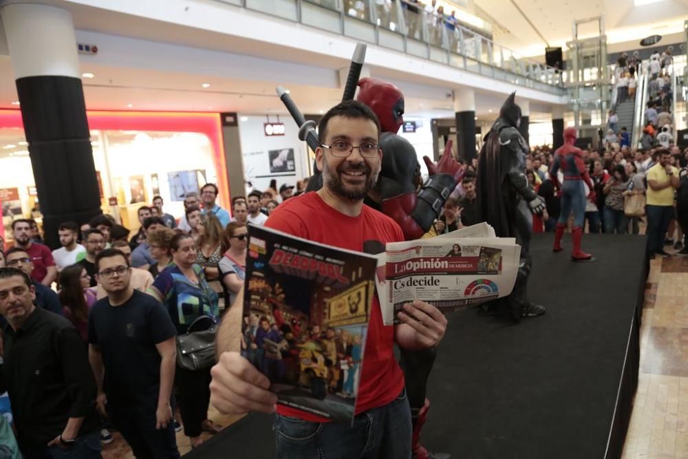 Salva Espín firma cómics de Deadpool con La Resistencia en Nueva Condomina