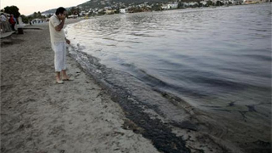 El buque hundido en Ibiza tiene tres nuevas fugas