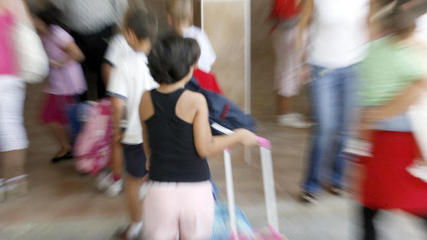 Una alumna entrando a clase.