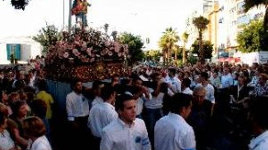 Los vecinos sacan en procesión a su patrona desde Los Salesianos