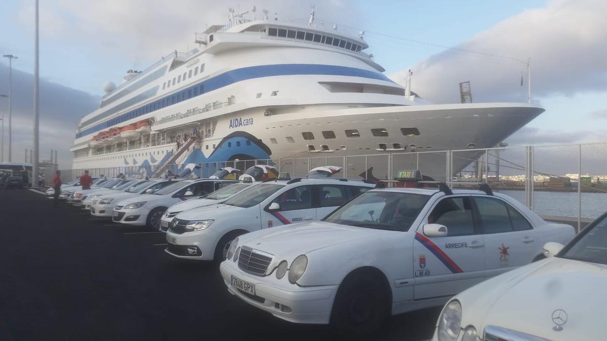 Los taxistas de Arrecife se rebelan: exigen al Ayuntamiento que convoque ya  las nuevas plazas para mejorar el servicio - La Provincia