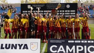 Las jugadoras de la selección catalana festejan su triunfo sobre Paraguay en Palamós.