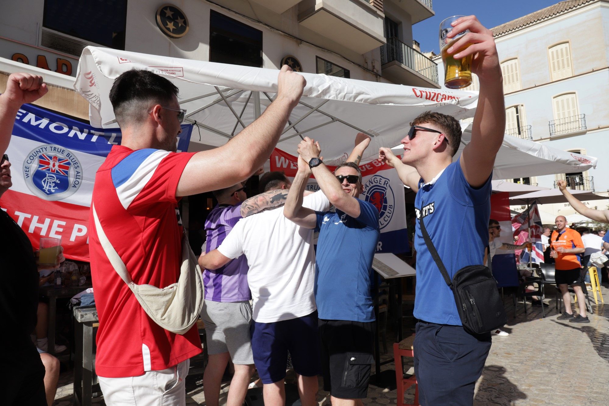 Aficionados del Rangers en el Centro de Málaga antes de disputar la final de la Europa League en Sevilla