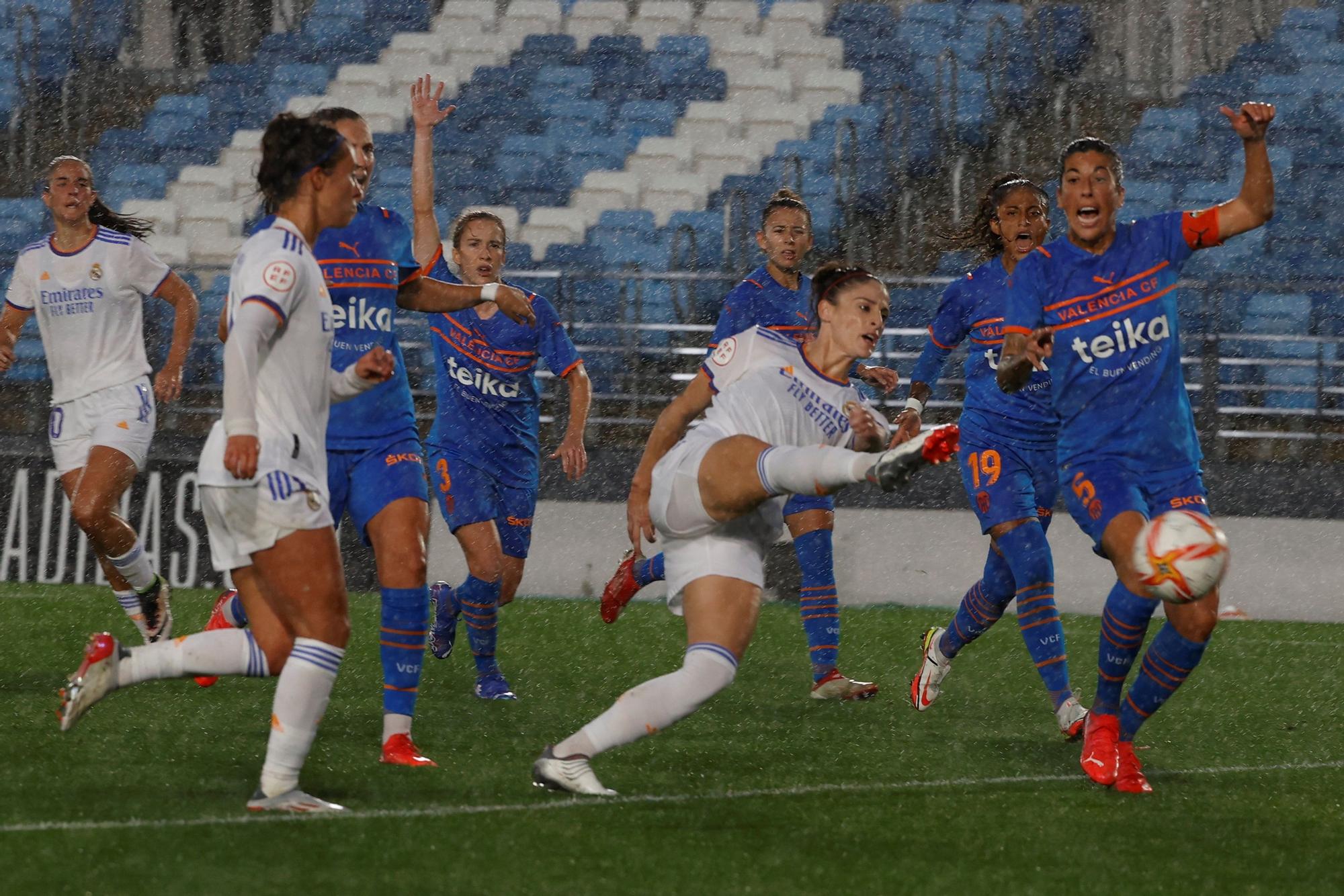 La delantera del Real Madrid Esther González remata a puerta durante su partido del domingo contra el Valencia.