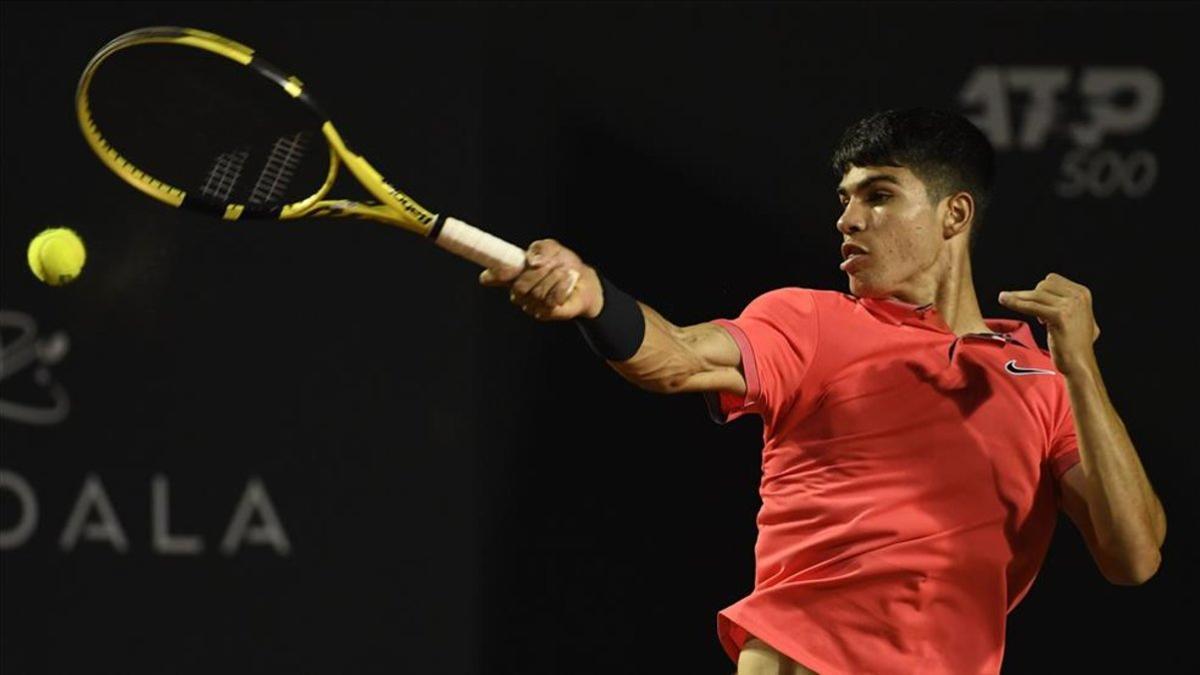 Carlos Alcaraz durante un partido del ATP500 de Río de Janeiro