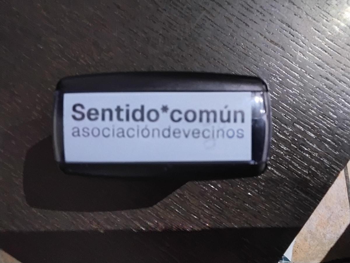 Placa identificativa en la sede de la asociación de Vallecas.