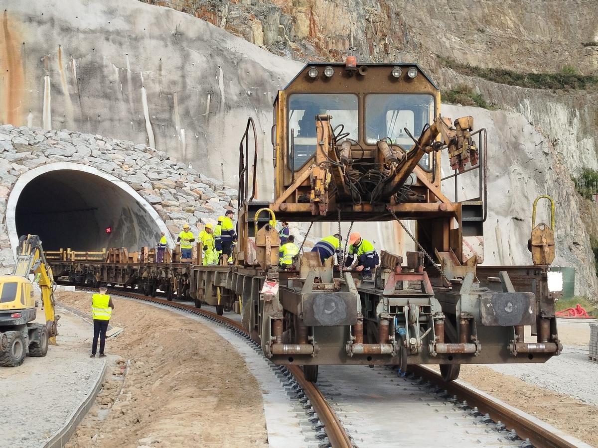 Tren carrilero utilizado en las obras de acceso ferroviario al Puerto Exterior de A Coruña