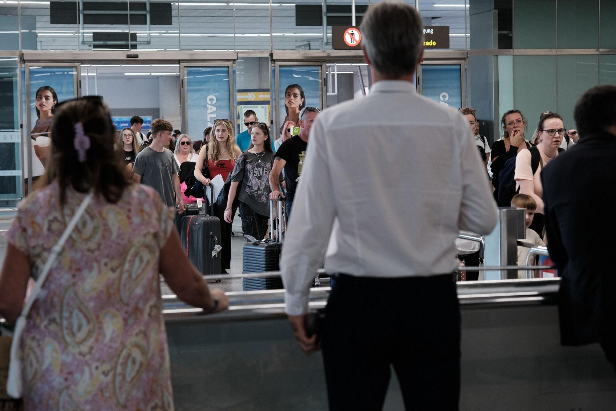 Máxima actividad en el aeropuerto en el comienzo de las vacaciones