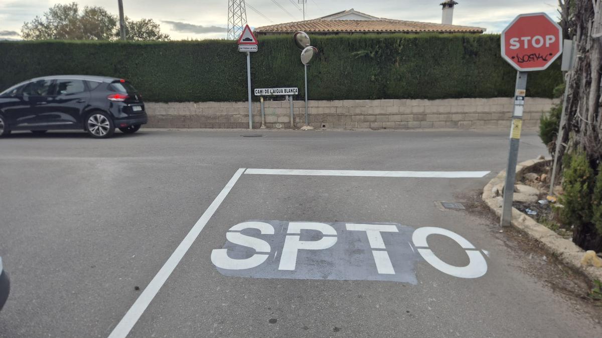 La inscripción errónea en el cruce de caminos de la playa de Oliva.