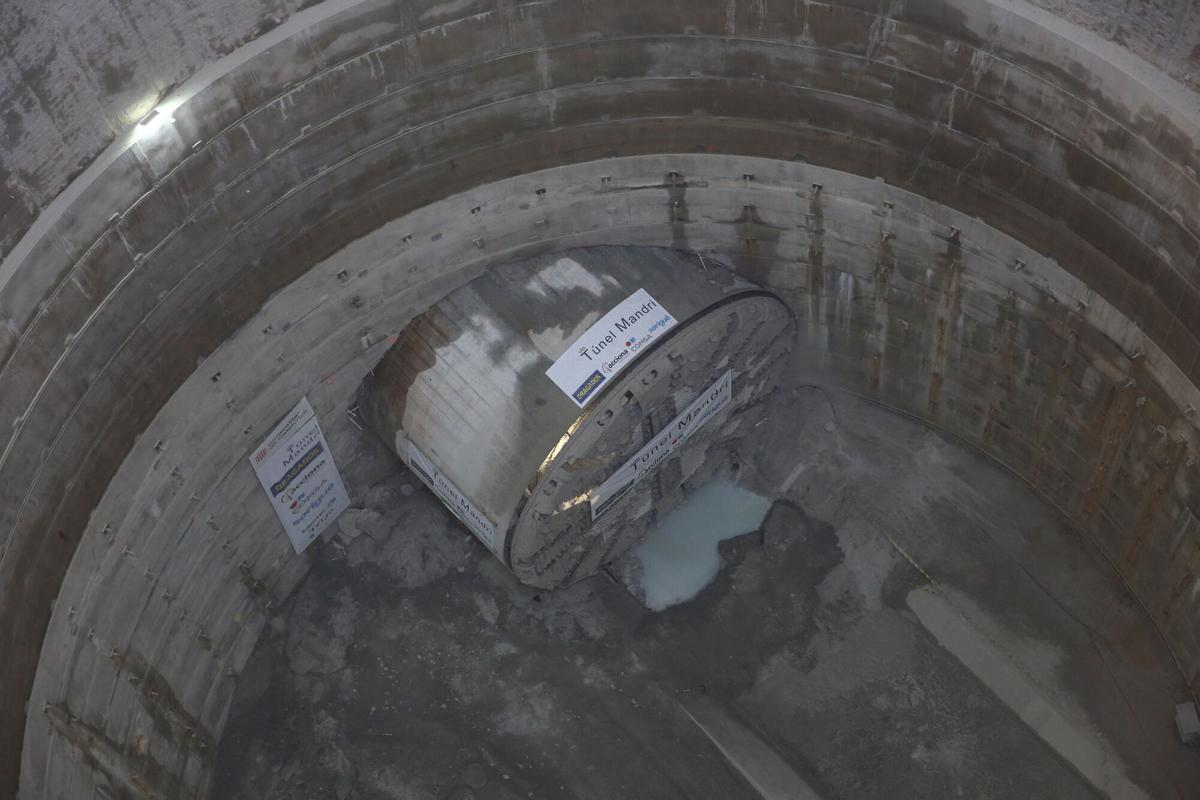 Pozo de las obras de la estación de metro de la L9 de Mandri, en Barcelona, en julio de 2024.