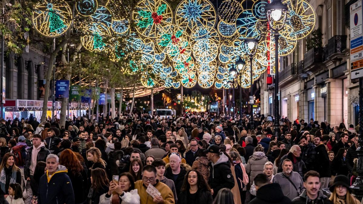 El comercio espera otra Navidad “buenísima”. Ambiente de ayer domingo día 15, con las tiendas abiertas. El comercio espera otra Navidad “buenísima”. Ambiente de ayer domingo día 15, con las tiendas abiertas.
