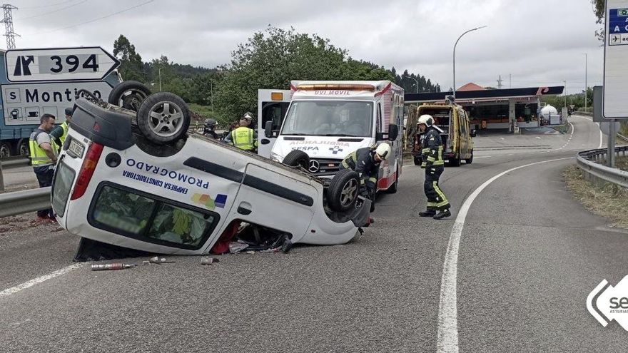 Herido el conductor de una furgoneta al volcar en la Autovía en Carreño