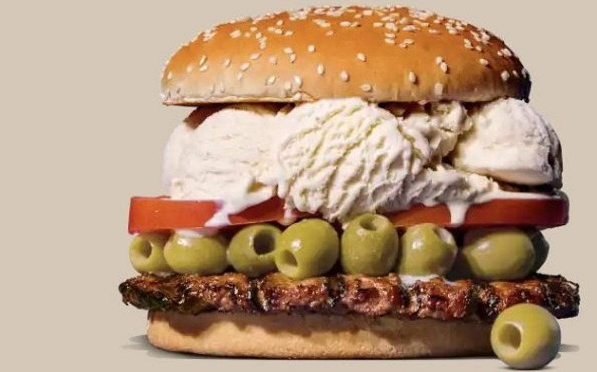 hamburguesa con helado de vainilla y aceitunas de Burger King Alemania. hamburguesa con helado de vainilla y aceitunas de Burger King Alemania.
