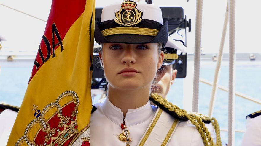 La princesa Leonor, abanderada en el acto de jura en el buque Elcano