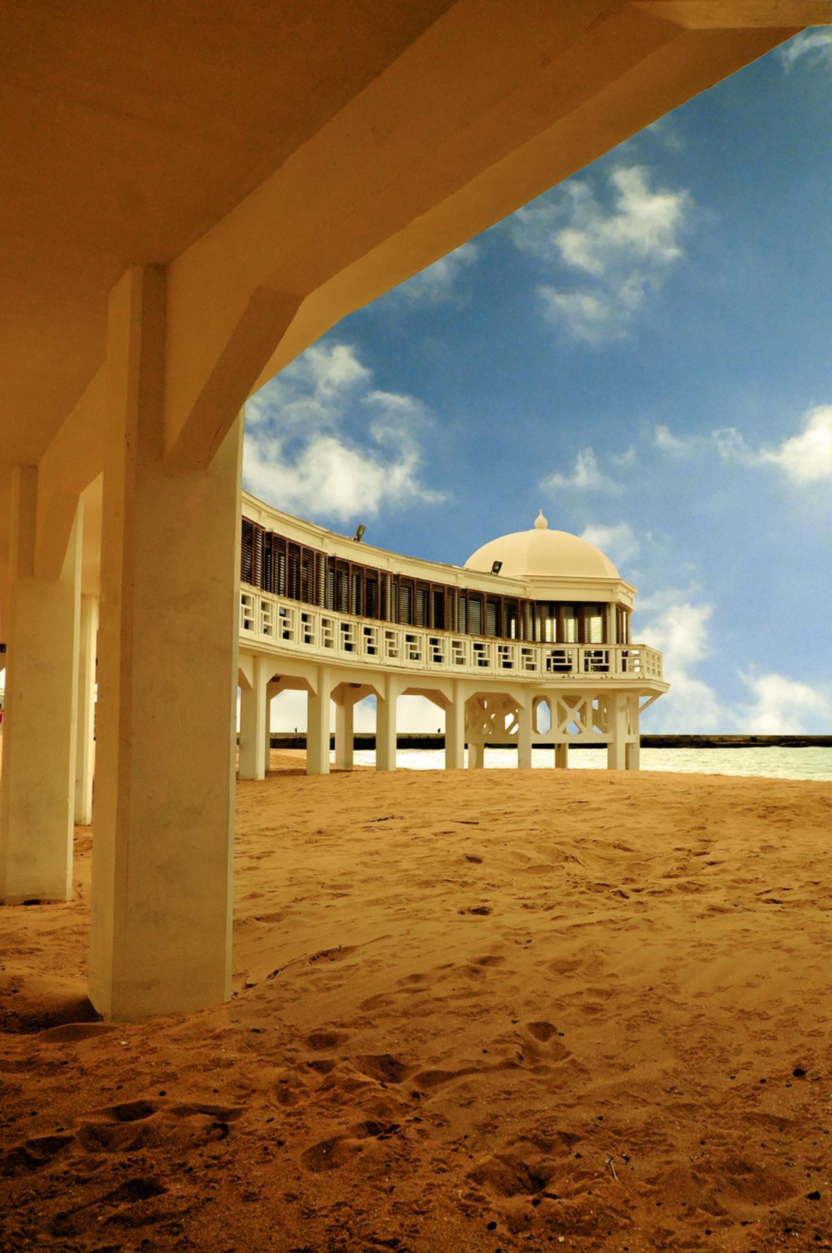 El antiguo balneario de la playa del la Caleta