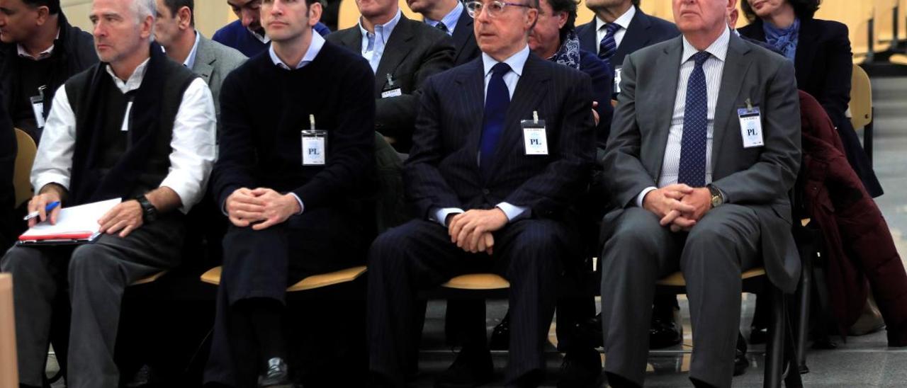 Manuel Fernández de Sousa (d), en el banquillo junto a los máximos responsables de la empresa entre 2009 y 2013. // Fernando Alvarado