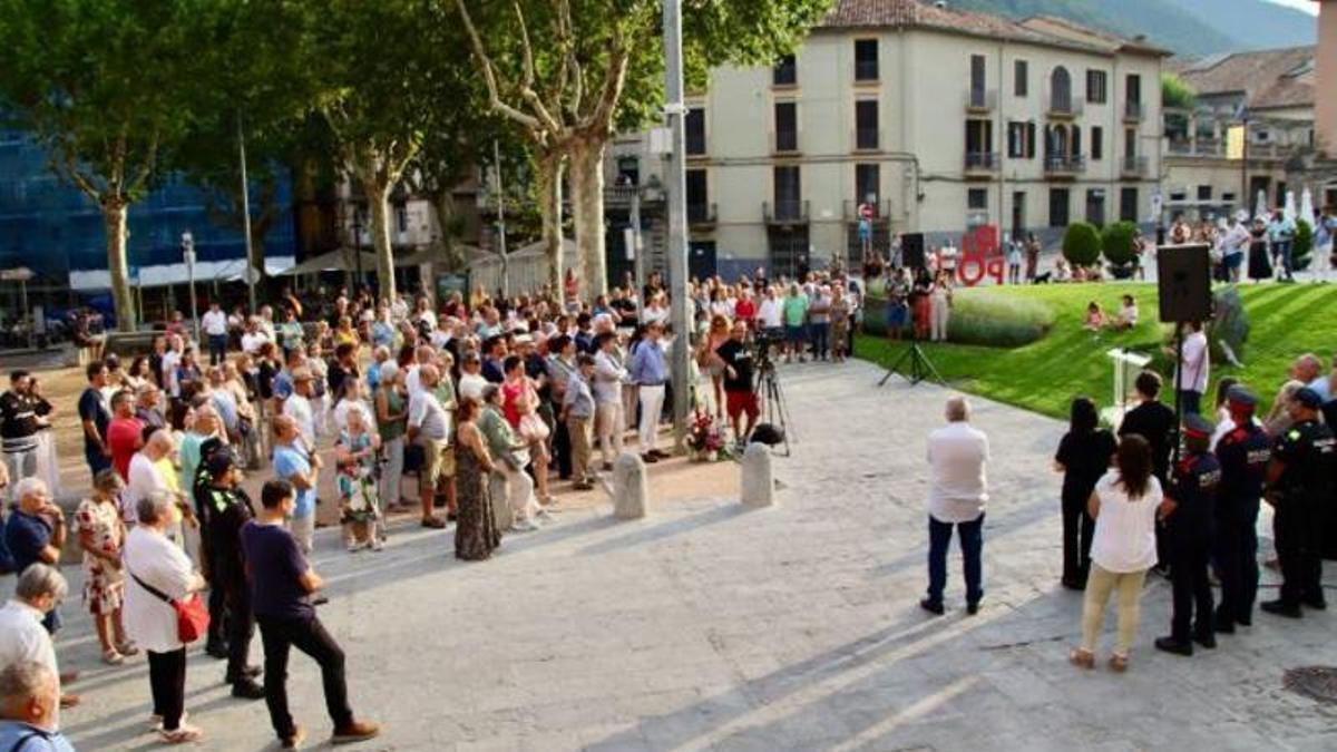 Desenes de persones s'han aplegat a la plaça de l'Ajuntament de Ripoll per retre homenatge a les víctimes del 17-A  D