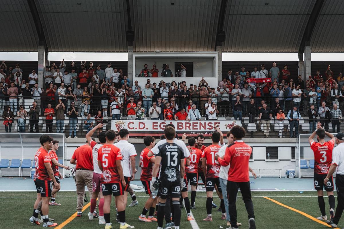 Los jugadores del Egabrense junto a su afición.