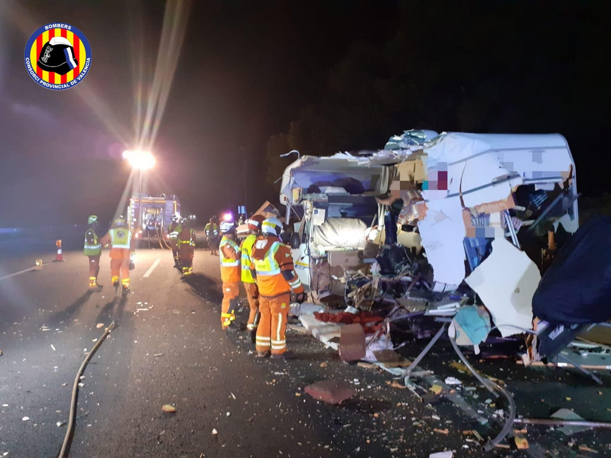 Accidente de tráfico en la AP-7: Colisión entre un camión y una caravana