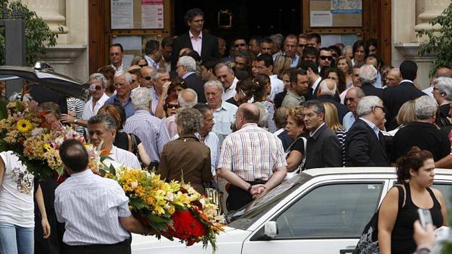 Centenares de personas se agolpaban a la salida de Nuestra Señora de Gracia en Alicantre tras el funeral