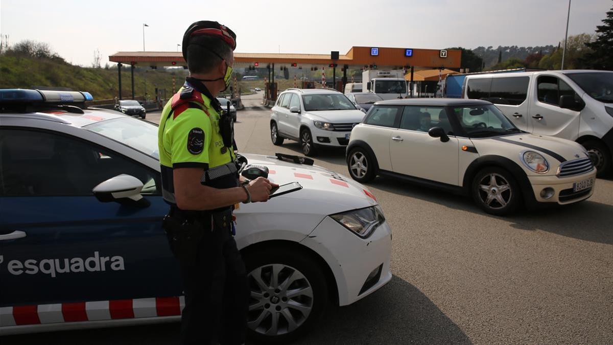 BARCELONA 26 03 2021  Sociedad   Operacion salida control de Mossos en la Roca del Valles   Algun control            FOTO de ELISENDA PONS