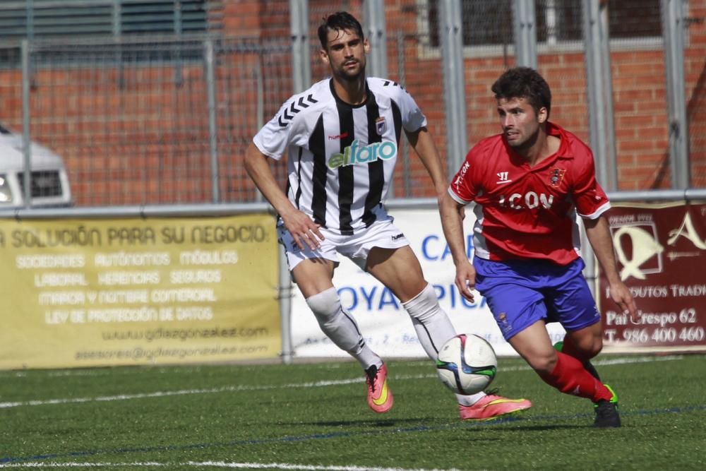 Los redondelanos se impusieron por 2-1 al Badajoz gracias a los goles de Comis y Fer.