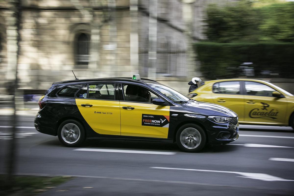Un taxi con la pegatina de Free Now circula por las calles de Barcelona, en octubre de 2022