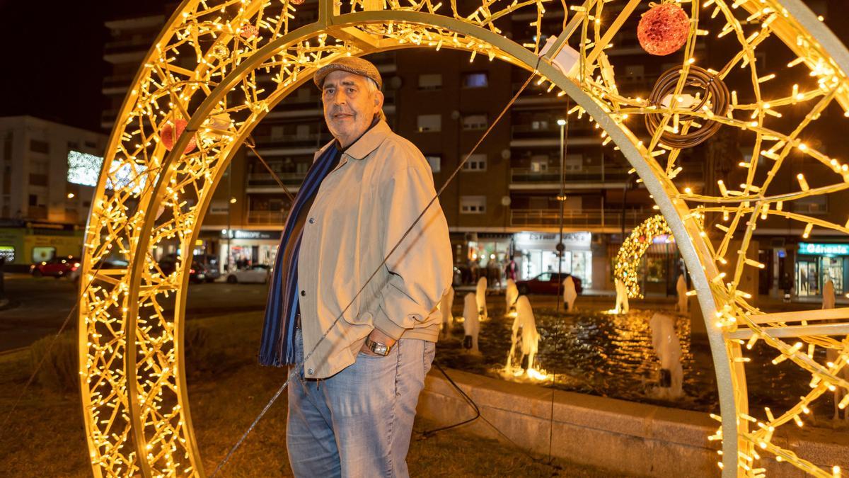 Luis Valiente, de La Antigua, con iluminación de Navidad que se ha costeado por segundo año el barrio.