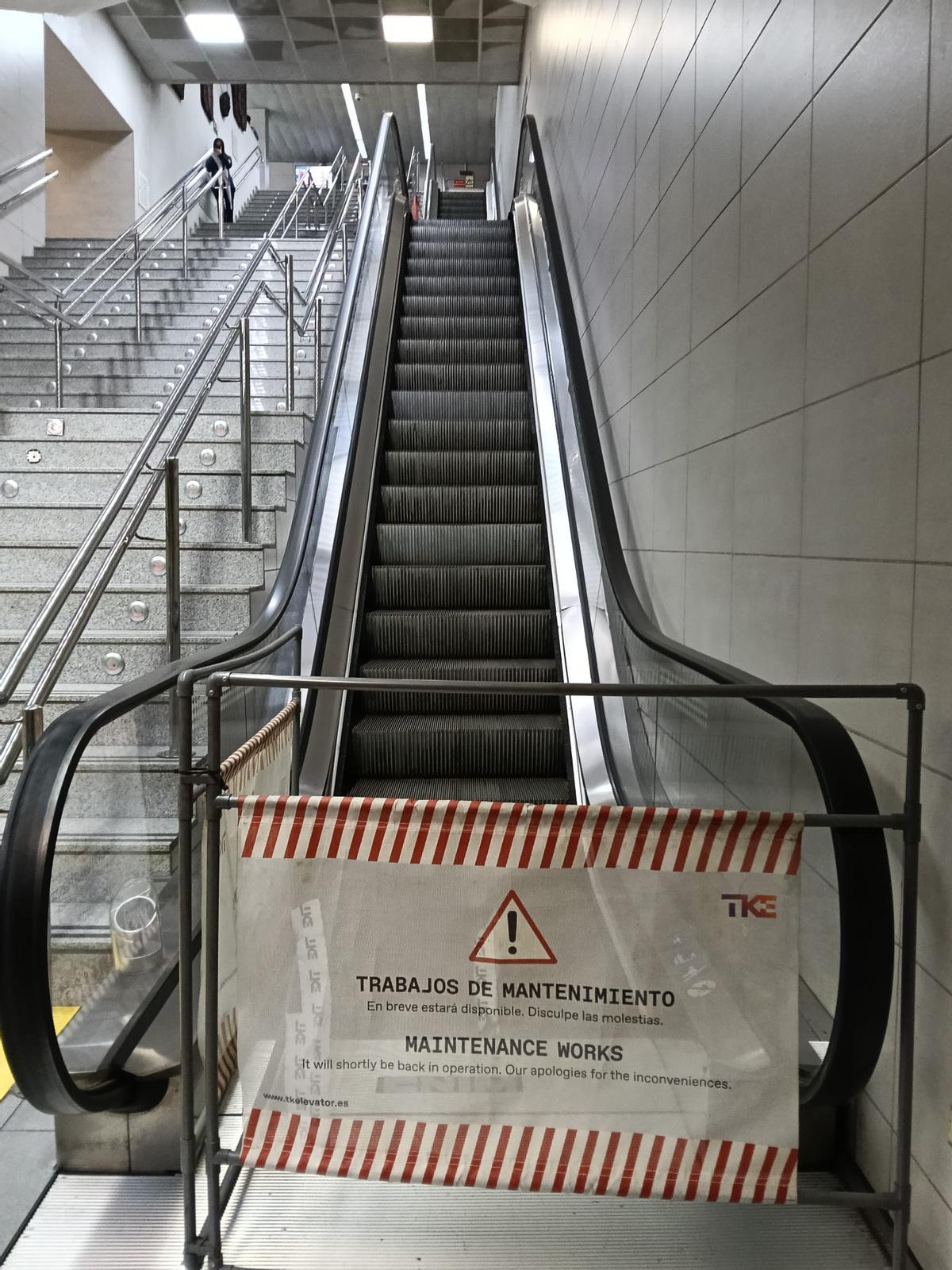 Escalera mecánica cerrada esta semana en la estación de Elche