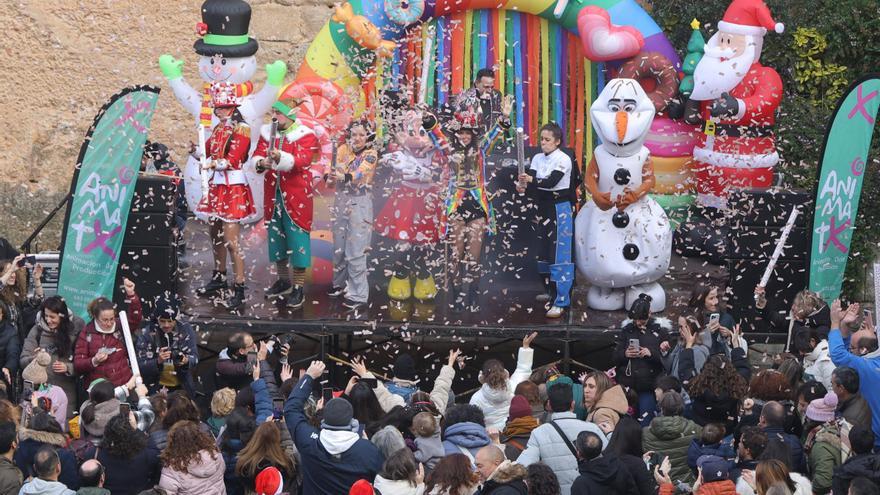 Los niños de Cáceres celebran el año nuevo con música y gominolas en lugar de uvas