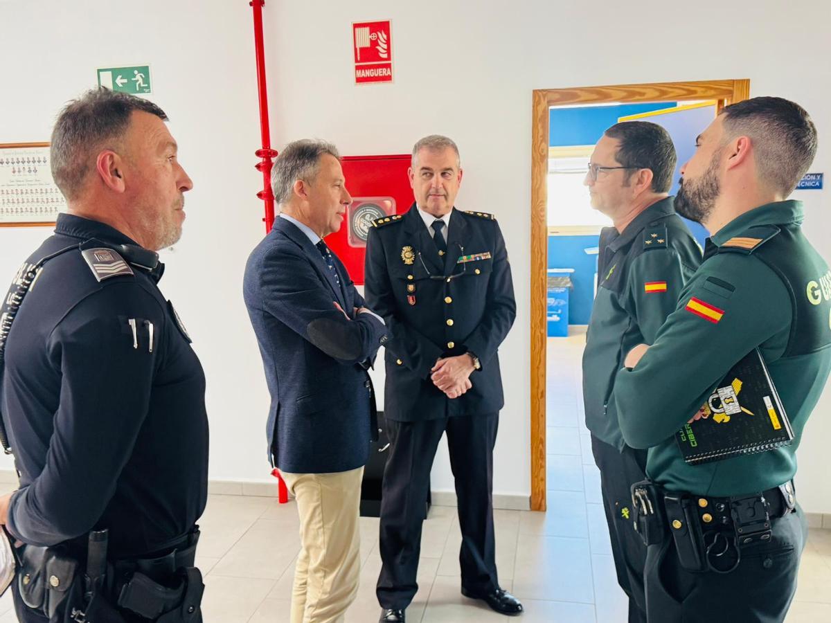 Fulgencio Gil junto a los mandos de Policía Nacional y Guardia Civil.