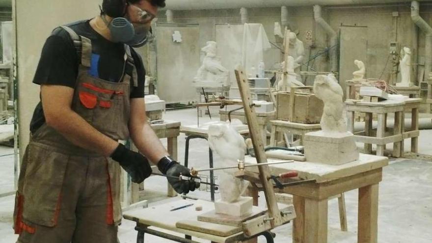 Un alumno de la Escola de Canteiros trabaja en una obra. // FdV