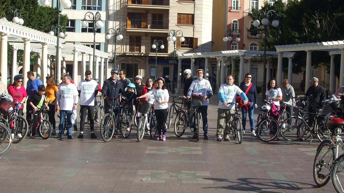 Ciclistes a la Plaça Major d'Alzira.