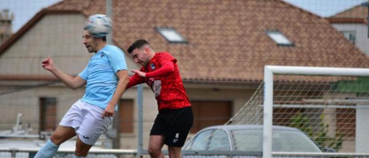 Un futbolista del Beluso cabecea el balón en el partido ante el Valladares. |  // GONZALO NÚÑEZ