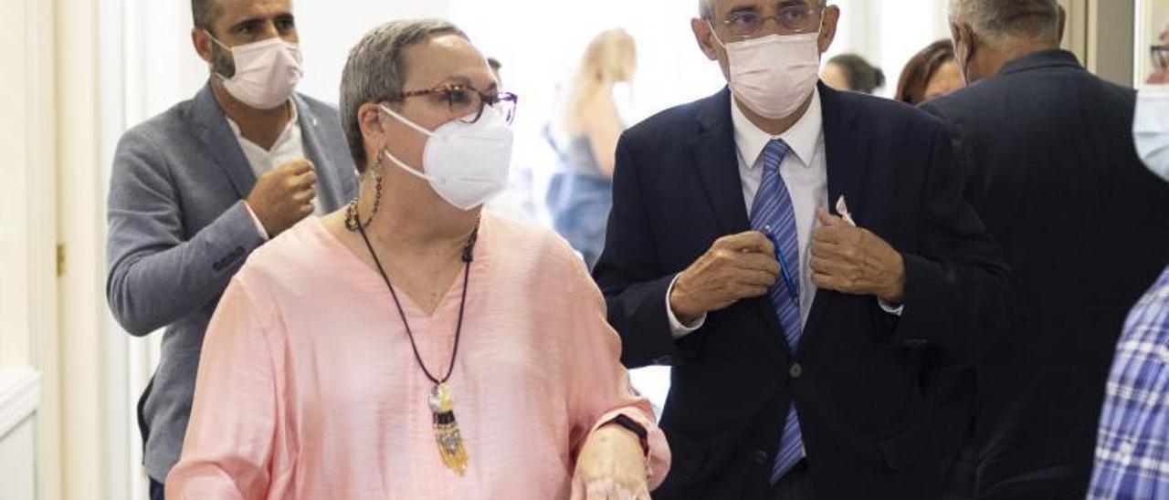 Isabel Lauricirica y Fernando Fraile en la inauguración de la nueva sede insular de la AECC, ayer. | | FUSELLI.