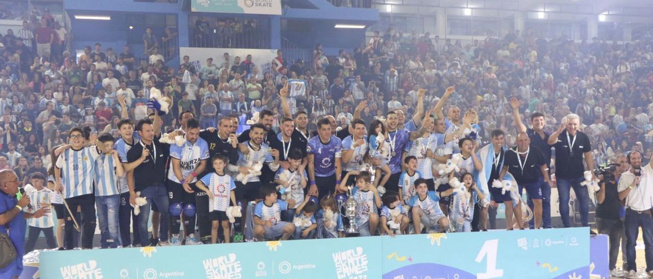 La selección de Argentina, campeona del mundo en San Juan, celebra en el podio el título con los jugadores, el ‘staff’ técnico y sus familias. |  // @CAPATINOFICIAL