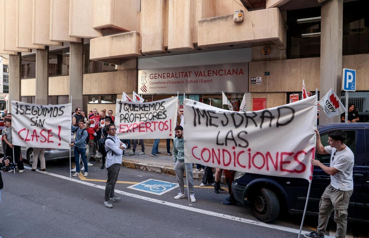 Profesores y alumnos de FP protestando por las condiciones de los docentes expertos en Alicante